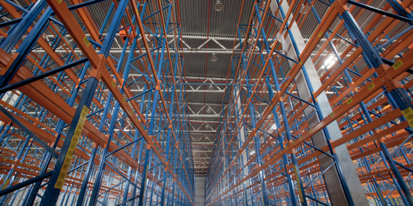 Estanterías metálicas para naves industriales: guía completa para elegir el sistema adecuado