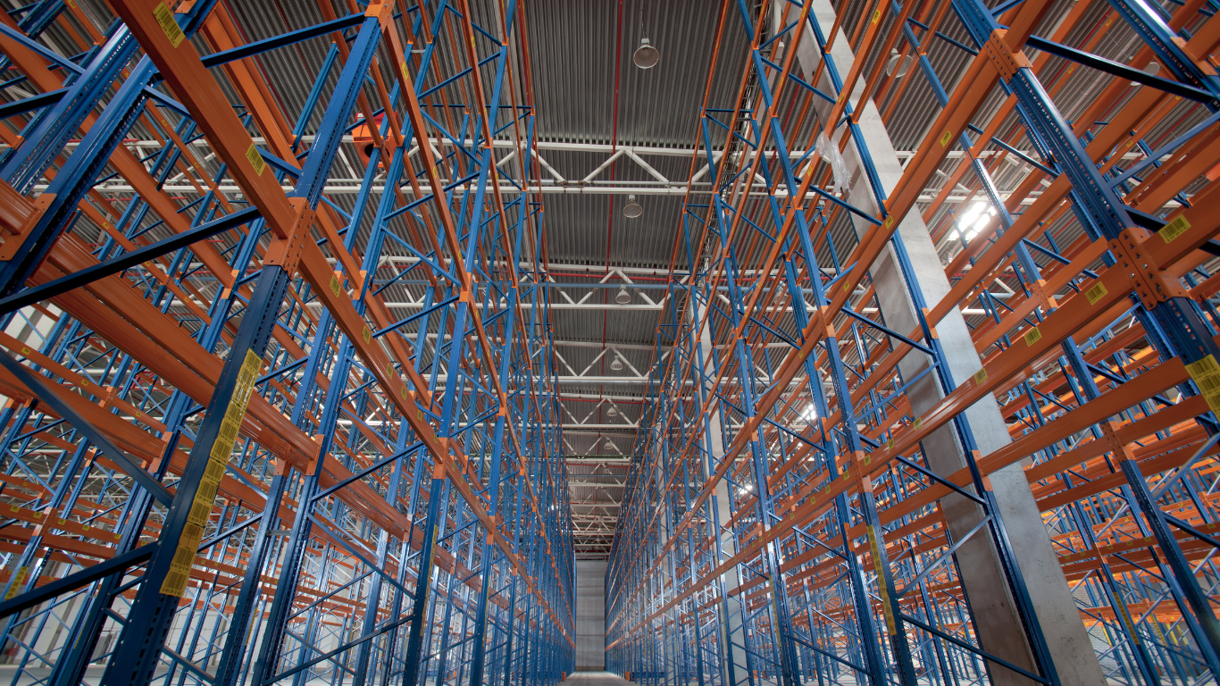 Estanterías metálicas para naves industriales: guía completa para elegir el sistema adecuado